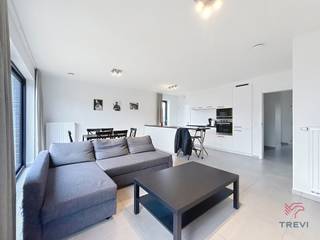 ZAVENTEM, aan de poort van Brussel, dicht bij winkels, openbaar vervoer en scholen, in een recent en energiezuinig, licht 2-slaapkamer ONMEUBILEERD appartement van ±95m², bestaande uit: inkomhal met WC, gezellige woonkamer met toegang tot het terras, volledig uitgeruste Amerikaanse keuken, wasruimte met aansluitingen voor een wasmachine, 2 slaapkamers (±12,5m² en ±10m²), douchekamer, kelder en twee parkeerplaatsen. Voorschot voor kosten: 165€/maand (gemeenschappelijke delen). Beschikbaar vanaf 01/06/2025. EPC: A. Opgegeven afmetingen zijn indicatief.