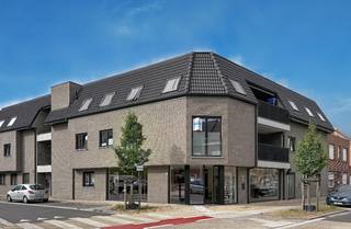 <strong>Indeling:</strong><br />🚪 <strong>Inkomhal</strong><br />🛋️ Gezellige <strong>woonkamer</strong><br />🍽️ Volledig <strong>ingerichte keuken</strong><br />📦 Praktische <strong>bergruimte</strong><br />🚽 Afzonderlijk <strong>toilet</strong><br />🛏️ 2 <strong>Slaapkamers</strong><br />🛁 <strong>Badkamer</strong> met <strong>ligbad</strong><br />🌞 Aangenaam <strong>terras</strong><br /><br /><strong>Extra troeven:</strong><br />🚗 Ondergrondse parkeerplaats + kelderberging<br />✅ Dicht bij openbaar vervoer 🚍<br />✅ Winkels in de onmiddellijke omgeving 🛒<br /><br />💶 Voorschot gemeenschappelijke kosten: €40 / maand