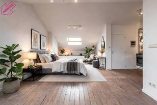 Charmante studio op een zucht van het KMSKA<br /><br />De ligging van deze studio kunnen we met een gerust hart absoluut top noemen. Hier woon je op een zucht van het KMSKA, het nieuwe Zuidpark, de Scheldekaaien en — niet onbelangrijk, de Marnixplaats!<br />Net buiten de deur duik je meteen de gezellige drukte in van terrasjes, leuke restaurants, winkelstraten … en alles wat het gegeerde Zuid te bieden heeft.<br />Ook qua mobiliteit zit je hier goed: er zijn stadsfietsen in de straat, een tram- en bushalte in de directe omgeving en de verbindingswegen zijn vlot bereikbaar.<br /><br />De studio is gelegen op de vierde (en hoogste) verdieping van een kleinschalig gebouw zonder lift, waar elk appartement beschikt over individuele meters voor gas, water en elektriciteit en individuele verwarming. Een garantie voor lage maandelijkse kosten.<br />De studio bestaat uit een open, ingerichte keuken en een ruime leef/slaapruimte met de mogelijkheid tot het maken van een afzonderlijke slaapkamer of slaaphoek. De badkamer is voorzien van een douche, toilet en lavabo en beschikt over de aansluiting voor een wasmachine.<br /><br />Belangrijkste troeven:<br /><br />-Gezellig, authentiek gebouw <br /><br />-Lage maandelijkse kosten (individuele verwarming, geen lift en afzonderlijke meters)<br /><br />-Asbestveilig en conforme elektriciteit <br /><br />Verplichte vermeldingen:<br />EPC = 156 kWh/m²<br />P-score: A G-score: A<br />Stedenbouwkundige inlichtingen: VG-WG-GDV-GVKR-GVV