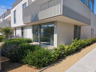 Cet appartement aux finitions luxueuses fait partie de la nouvelle construction AQUILO à Sint-Idesbald. <br /><br />Le caractère économe en énergie est déterminé par des panneaux solaires individuels par appartement, une isolation étendue et une pompe à chaleur ainsi qu'un système de ventilation équilibré D. Les surfaces spacieuses soulignent le cachet luxueux des appartements.<br />Découvrez une opportunité exclusive de vivre au cœur de Saint-Idesbald, où confort moderne et style de vie élégant se rencontrent. <br /><br />L'appartement est situé au rez-de-chaussée et se compose comme suit:<br />Entrée avec toilette et débarras, séjour lumineux avec cuisine ouverte, 2 chambres avec chacune sa salle de bain et 2 terrasses avec jardin attenant. <br /><br />Achat obligatoire du stationnement et du rangement au sous-sol non inclus dans le prix. <br /><br />Surface appartement: 104,69 m²<br />Surface terrasses: 28,63 m²<br />Superficie du jardin: 125,59 m²<br /><br />Vous souhaitez plus d’informations ou un rendez-vous à notre agence ? Contactez-nous sans engagement au 058 62 27 51 ou jhonny@vlaemynck.be