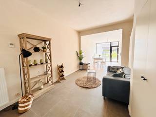 Volledig gerenoveerde woning met 3 slaapkamers.Indeling:Deze woning bestaat uit een inkomhal, toilet, badkamer, woonkamer met open keuken en...