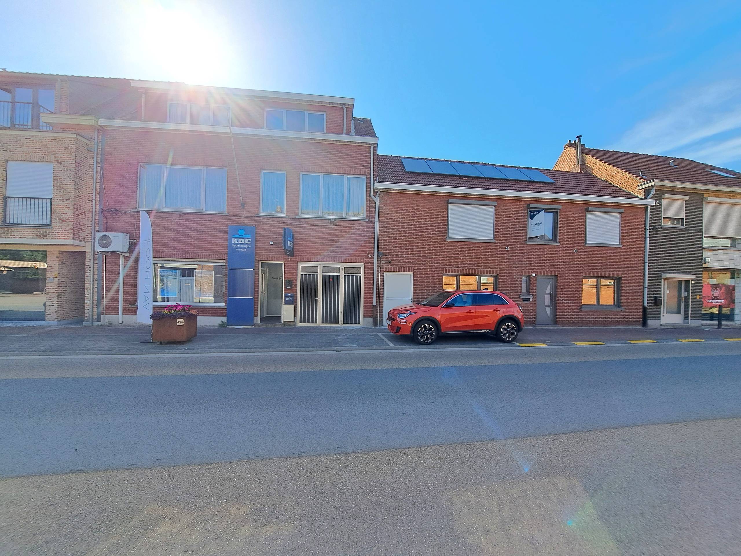 Een goed gelegen pand dat gebruikt kan worden als winkel of handelspand bestaande uit 2 kantoorruimten van ongeveer 90m2, keuken en kelder.