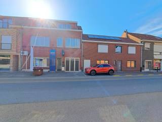 <p></p><p>Een goed gelegen pand dat gebruikt kan worden als winkel of handelspand bestaande uit 2 kantoorruimten van ongeveer 90m2, keuken en kelder.</p><p></p>