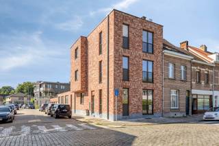 <p><span>Te huur: modern nieuwbouw appartement in Duffel, gelegen aan de Stationsstraat op de stadsrand en op wandelafstand van het treinstation.</span></p><p><br /></p><p><span>Dit lichtrijke appartement combineert wooncomfort met een praktische ligging. Dankzij de grote ramen geniet u van veel natuurlijke lichtinval. De nieuwbouwafwerking zorgt voor een frisse uitstraling en energiezuinige voorzieningen. Bovendien beschikt het appartement over een eigen parkeerplaats rechtstreeks verbonden aan het terras, wat een grote troef is in deze buurt.</span></p><p><br /></p><p><span>Interesse?</span></p><p><span>Druk op de knop &quot;Neem contact op&quot; daarna ontvangt u een mail. Gelieve de stappen in deze mail te volgen om u kandidaat te stellen.</span></p><p><br /></p><p><span>JOUW DROOMAPPARTEMENT. ZO GEVONDEN!</span></p>