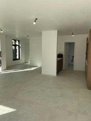 Dit prachtige, moderne appartement biedt comfortabel en duurzaam wonen in een stijlvolle omgeving.De woning beschikt over een volledig uitgeruste...