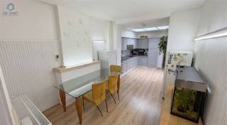<p><span>INSTAPKLARE WONING MET 4 SLP EN TUIN</span></p><p><span> </span></p><p><span>Instapklare woning met 4 slp en tuin op een boogscheut van het centrum van Geraardsbergen. </span></p><p><span> </span></p><p><span>Deze woning omvat:</span></p><p><span> </span></p><p><span>GELIJKVLOERS:</span></p><p><span> </span></p><p><span>Voorplaats, living met open keuken, badkamer voorzien van douche, lavabomeubel en toilet, berging en overdekt terras. </span></p><p><span> </span></p><p><span>Tuintje aanwezig. </span></p><p><span> </span></p><p><span>EERSTE VERDIEPING:</span></p><p><span> </span></p><p><span>2 ruime slaapkamers</span></p><p><span> </span></p><p><span>TWEEDE VERDIEPING:</span></p><p><span> </span></p><p><span>2 slaapkamers . </span></p><p><span> </span></p><p><span>CV op aardgas </span></p><p><span> </span></p><p><span>EPC label C = Geen renovatieplicht.</span></p><p><span>Volledig nieuw dak sinds 2024</span></p><p><span>Elektrische installatie conform arei.</span></p><p><span> </span></p><p><span>Voor de snelle beslissers.</span></p><p><span> </span></p><p><span>Voor inlichtingen of bezoek gelieve op de advertentie te reageren, wij bellen u zelf op om een afspraak in te plannen.</span></p>