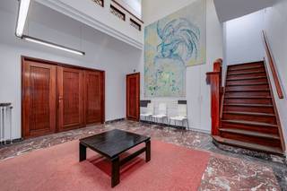 <p><span>Deze </span><span>ruime woning</span><span> is gelegen aan de Bredabaan in Merksem, op een centrale locatie vlak bij winkels, scholen en openbaar vervoer. De woning beschikt over </span><span>negen kamers</span><span>, drie bergruimtes, twee badkamers, meerdere balkons en een tuin. Daarnaast is er een </span><span>lift </span><span>aanwezig die de verschillende verdiepingen met elkaar verbindt.</span></p><p><span> </span></p><p><span>Op de gelijkvloerse verdieping bevinden zich de inkomhal, drie ruime kamers, een keuken, een toilet en een berging. Vanuit de achterste kamer heb je toegang tot de tuin. Tussen de gelijkvloerse en eerste verdieping bevinden zich nog een bijkomende kamer, een ruime badkamer en een toilet.</span></p><p><span> </span></p><p><span>De eerste verdieping telt drie kamers en een balkon met uitzicht op de tuin. De tweede verdieping beschikt opnieuw over meerdere kamers, waaronder een ruime kamer met aansluitend balkon. Op de tussen verdieping is nog een bijkomende ruimte aanwezig.</span></p><p><span> </span></p><p><span>De woning beschikt tot slot over een </span><span>ruime kelder</span><span> van circa 140m², die heel wat extra opslagruimte biedt.</span></p><p><span> </span></p><p><span>Troeven:</span></p><p><span>-centrale ligging aan de Bredabaan in Merksem</span></p><p><span>-negen kamers en drie bergruimtes</span></p><p><span>-ruime kelder van circa 140m²</span></p><p><span>-lift aanwezig</span></p><p><span>-tuin en meerdere balkons</span></p><p><span>-dubbele beglazing</span></p><p><span>-verschillende gebruiksmogelijkheden</span></p><p><span> </span></p><p><span>Ben jij geïnteresseerd in deze ruime woning in Merksem, ben je op zoek naar ander vastgoed of wens je de waarde van jouw eigendom te kennen? Dan ben je bij BOLT immo aan het juiste adres! Wij helpen jou graag verder.</span></p>
