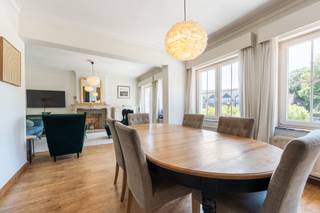 <p>Ruime en lichtrijke duplex te koop op topligging in het centrum van Zele.</p>
<p> </p>
<p>Dit appartement combineert een uitzonderlijk centrale ligging op de markt van Zele met een aangename en ruime indeling. De duplex geniet van veel natuurlijke lichtinval en biedt comfortabele leefruimtes voor wie centraal wil wonen in een residentiële omgeving nabij winkels, scholen en openbaar vervoer. Het grote terras vormt een mooie extra buitenruimte om te ontspannen of gasten te ontvangen. Daarnaast beschikt het appartement over een grote garage, een absolute meerwaarde in het centrum van Zele. Dankzij de praktische indeling en de ruime volumes is dit een interessante opportuniteit voor wie een top appartement in Zele wil kopen.</p>
<p> </p>
<p>Belangrijkste ruimtes:<br />• Ruime woonkamer met veel lichtinval<br />• Praktische keuken uitgerust met dubbele spoelbak, vaatwasser, dampkap, oven en elektrische kookplaat<br />• 2 comfortabele slaapkamers<br />• Badkamer met douche en enkele wastafel<br />• Apart toilet<br />• Groot terras met aangename buitenruimte<br />• Grote garage met extra opslagmogelijkheden</p>
<p> </p>
<p>Troeven:<br />• Zeer ruim en lichtrijk duplex appartement<br />• Groot terras en grote garage in het centrum van Zele<br />• Topligging op de markt, nabij winkels, scholen en openbaar vervoer</p>
<p> </p>
<p>Neem vandaag nog contact op voor een bezoek.</p>
<p> </p>
<p>JOUW DROOMAPPARTEMENT. ZO GEVONDEN!</p>