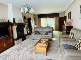 <p>Bent u op zoek naar een comfortabele woning in een groene en rustige omgeving? Dan is deze charmante bungalow beslist een bezoek waard. <br /><br />De woning verwelkomt u via een ruime inkomhal en beschikt over een lichtrijke en ruime leefruimte waar het aangenaam vertoeven is.</p>
<p>De ingerichte keuken sluit aan op de gezellige veranda, vanwaar u kunt genieten van het mooie uitzicht op de tuin en het omliggende groen.</p>
<p>Verder biedt de woning 3 slaapkamers (19 m², 9 m², 9 m²), een afzonderlijk bureau (9 m²), een badkamer met dubbele lavabo en douche en een apart toilet.</p>
<p>De grote zolder is bereikbaar via een intrekbare trap vanuit de bergruimte.</p>
<p>De garage met plaats voor wasmachine en droogkast, de verzorgde tuin en de rustige ligging vormen extra troeven van deze eigendom. Hier geniet u dagelijks van rust, privacy en een aangename woonomgeving.</p>
<p>EPC 759 : renovatieplicht van toepassing. P-score: A | G-score: A.</p>
<p>Zeer centraal gelegen, vlakbij scholen, winkels en openbaar vervoer. Goede bereikbaarheid via N16 en E17.</p>