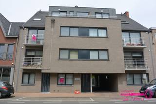 * RESIDENTIE LEONARDO (KASTEELDREEF - MEULEBEKE)<br />* Een 1-slaapkamerappartement met terras, tuintje, kelderberging en garage<br />* Garage met automatische sectionale poort<br />* Buiten : gezamenlijke fietsenberging - privé terras met tuintje (volledig omheind)<br />* Verdiep -1 : privé kelderberging<br />* Verdiep 0 : gemeenschappelijke inkomhal - lift - privé inkomhal - slaapkamer - badkamer - toilet - wasruimte - living met open keuken<br />* Centrale verwarming op aardgas<br />* EPC 198 kWh / (m² jaar) UC 2312020 (LABEL B)<br />* Vg/Wg/Gvv/Gvkr/Gmo<br />* Momenteel verhuurd (646,20€/maand)