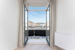 This luxurious apartment for rent in Bruges has excellent accessibility and all amenities are within walking distance. This includes shops, restaurants, public transport and cultural attractions. The proximity to the Markt makes this a unique opportunity for those who want to rent in one of the most iconic cities in Belgium. <br /><br />The open-plan living area has been designed with comfort and elegance in mind. Here you can relax in the beautiful sitting area, enjoy the view of the historic buildings on the Markt and get together with friends and family. The adjoining dining area is perfect for entertaining guests and provides an ideal setting for delicious dinners.<br /><br />The kitchen is a true chef's dream, equipped with modern appliances and high-quality materials. Whether you're a culinary expert or just love cooking, here's where you can make full use of your gastronomic skills. <br /><br />Layout: <br />2°V.: entrance hall with separate toilet - living room (35 m²) - kitchen (17 m²) with induction cooker, hood, fridge, freezer, dishwasher, oven and plenty of closet space - storage (2 m²) - bathroom - (7 m²) - bedroom (12 m²). <br /><br />Overall: <br />- Rental price: € 1050.00/month<br />- Fixed fixed costs: € 175.00/month<br />- Available from 01/10/2026<br /><br />If you would like more information or a visit, please contact us. We are happy to help you out.