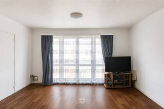<p><span>WONDELGEM - Winkelstraat - Ben je op zoek naar een ruim en comfortabel appartement met 2 slaapkamers en garage in Wondelgem? Lees dan snel verder!</span></p><p><span>De voornaamste troeven:</span></p><ul><li><span>Vlotte bereikbaarheid en gunstige ligging</span></li><li><span>Inclusief garage</span></li><li><span>Praktische en aangename indeling</span></li><li><span>Lichtrijke leefruimtes</span></li></ul><p><span>Indeling:<br />Inkomhal, keuken met eetplaats, ruime leefruimte, nachthal, badkamer uitgerust met toilet, lavabomeubel en ligbad, twee slaapkamers.<br />Gezellig balkon met bijhorende bergruimte.</span></p><p><span>Het appartement beschikt over een bijhorende garage.</span></p><p><span>Belangrijke informatie:<br />Beschikbaar vanaf </span><span>01/11/2026</span><span>, eventueel bespreekbaar vanaf </span><span>01/10/2026</span><span>. Domicilie verplicht.<br />Huurprijs: </span><span>850 euro / maand + 50 euro/maand forfait algemene lasten</span><span>. EGW (elektriciteit, gas en water) afzonderlijk af te rekenen.</span></p><p><span>Interesse in dit tof appartement? Vraag dan snel jouw bezoek aan via onze website <span>www.axellenaerts.be</span></span><span>!</span></p>