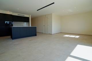 Op wandelafstand van het centrum van Buggenhout vindt u dit instapklare, compleet geschilderd, nieuwbouwappartement dat uitblinkt in comfort en energiezuinigheid. Dankzij de nieuwste technieken zoals vloerverwarming en een warmtepomp geniet u van zeer lage energiekosten.<br />Het appartement is door zijn ligging zeer lichtrijk en beschikt over twee slaapkamers, een ruime en lichtrijke woonkamer met open keuken en stijlvol keukeneiland, een aparte berging, een afzonderlijk toilet en een badkamer uitgerust met een ruime inloopdouche en ingebouwd ligbad. Het zuid-gericht terras biedt de perfecte plek om in alle rust van de zon te genieten. Alle ruimtes zijn voorzien van verlichting en zullen ook nog voorzien worden van gordijnen waardoor het appartement dus compleet instapklaar is. Bovendien is in de huurprijs een ondergrondse parkeerplaats inbegrepen, wat dit appartement nog praktischer maakt.<br />Huurprijs: 1.200 EUR + 100 EUR gemeenschappelijke kosten<br />Referentie: 5637