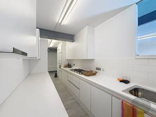 Deze polyvalente ruimte is gelegen op een vrij commerciële ligging vlakbij Groentenmarkt, Lippenslaan, etc.. <br /><br />Via het garage complex is een deur met trap naar dit pand. <br />Indeling als volgt: <br />Ruime hal/ eerste kamer ingedeeld met kasten, zeer ruime polyvalente ruimte met hoge plafonds en metaalpoutrell's die een industriële look geven, momenteel ingericht als lounge met bar. Via smeedijzeren dubbele deur kom je in een bureau met trap en toegang naar het grote zonnige dakterras. badkamer met bad en douche, ingerichte keuken, berging/wasplaats, afzonderlijk toilet, op het verdiep zijn 2 slaapkamers en nog een tweede toilet. <br /><br />LET OP: dit is een handelspand / polyvalente ruimte - DOMICILIE PLAATSEN IS HIER NIET MOGELIJK<br /><br />Alle binnenmuren zijn valse wanden, u kunt dus gemakkelijk een volledig open look creëren.<br />In de 'lounge' is nog een volledige muziekinstallatie met verstelbare 'disco' lichten geïnstalleerd. <br />Aankoop garagestaanplaatsen of garagebox mogelijk.