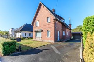 <p>Cette maison individuelle est située sur un terrain de 7a47ca et bénéficie d’une belle largeur de façade d’environ 15 m.</p>
<p>Le rez-de-chaussée comprend un hall d’entrée, un séjour spacieux et lumineux (env. 32 m²) ainsi qu’une cuisine. Au premier étage, on trouve trois chambres (env. 18 m², 13 m² et 7 m²). Le grenier est accessible par une trappe escamotable. À l’extérieur, la maison dispose d’une grande allée, d’un garage (env. 29,4 m²) et d’un agréable grand jardin orienté sud-ouest. La belle vue sur des terres agricoles confère à la maison un cadre verdoyant et ouvert. De plus, vous bénéficiez d’un accès facile aux commerces, écoles et transports en commun. Une obligation de rénovation s’applique (label PEB F).</p>
<p>Cette maison pourrait-elle devenir votre nouveau chez-vous ? Contactez-nous pour plus d’informations ou pour une visite : 0498/91 12 34 ou info@immo-desk.be.</p>