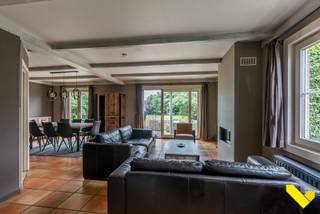 Rustig gelegen gezinswoning in Noorderwijk met 4 kamers, garage en carport.<br /><br />In een rustige en kindvriendelijke straat in Noorderwijk, met uitsluitend plaatselijk verkeer, bevindt zich deze verzorgde houtskeletwoning. <br /><br />Op het gelijkvloers geniet u van een ruime en lichtrijke woonkamer met een aangenaam zicht op de tuin. De gezellige gashaard zorgt voor extra sfeer in het salon, terwijl er nog voldoende plaats is voor een ruime eettafel. De aparte keuken is volledig uitgerust en biedt praktische werk- en opbergruimte.<br />Verder beschikt het gelijkvloers over een extra kamer die perfect kan dienen als bureau, thuiswerkruimte, hobbykamer, speelkamer of gelijkvloerse slaapkamer. <br />In de inkomhal bevindt zich bovendien een gastentoilet.<br /><br />Op de verdieping vindt u drie volwaardige slaapkamers. <br />De badkamer is uitgerust met een ligbad, douche, dubbele wastafel en een tweede toilet.<br />Daarnaast is er een aparte berging met aansluiting voor wasmachine en droogkast.<br /><br />Dankzij de houtskeletbouw kunnen binnenmuren eenvoudig verwijderd of verplaatst worden, wat tal van mogelijkheden biedt om de woning aan te passen aan uw wensen en levensstijl.<br /><br />Buiten is het heerlijk vertoeven op het prachtige terras, waar u in alle rust kunt genieten van het uitzicht op de verzorgde tuin. Hier bevindt zich bovendien een praktisch tuinhuis met een overdekt terras, waardoor u op elk moment van de dag een aangenaam plekje in de zon of schaduw vindt. <br />De tuin biedt voldoende ruimte voor kinderen om te spelen, tuinliefhebbers om hun hobby uit te oefenen of om gezellig te ontspannen met familie en vrienden.<br /><br />Praktische troeven zijn de inpandige garage en de carport, die samen zorgen voor voldoende parkeergelegenheid en bergruimte.<br /><br />Ook op energetisch vlak scoort deze woning uitstekend. Met een gunstig EPC-label C (op een haar na label B), is de woning energiezuinig dankzij de condenserende gasketel, goede isolatie en driedubbele beglazing. Hierdoor geldt er uiteraard geen renovatieverplichting.<br /><br />Kortom: een instapklare gezinswoning die rust, ruimte, comfort en energiezuinig wonen combineert op een aantrekkelijke locatie in Noorderwijk.<br /><br />Benieuwd? Bel ons voor een bezichtiging op 014 58 02 08.