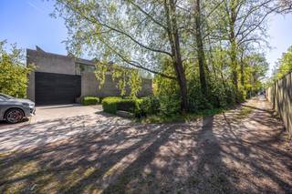 <p><strong>Exclusieve moderne villa met zwemvijver in een groene omgeving<br /><br /></strong>Op een uitzonderlijk mooi perceel van ca. <strong>2.464 m²</strong>, discreet gelegen aan het einde van een doodlopende straat, bevindt zich deze <strong>energiezuinige, hedendaagse villa</strong> die luxe, comfort en privacy perfect combineert. De woning is omgeven door groen en biedt een unieke woonbeleving in alle rust, zonder in te boeten aan bereikbaarheid.</p>
<p>De villa beschikt over <strong>drie volwaardige slaapkamers, twee badkamers, een aparte bureauruimte</strong>, een royale leefruimte met open haard en maatwerk kasten, een luxueuze leefkeuken met hoogwaardige toestellen en coffee corner, een bijkeuken, een ruime kelder en een <strong>dubbele inpandige garage</strong>.</p>
<p>De elegante inkomhal met vestiaire en gastentoilet leidt naar de lichtrijke leefruimte met grote raampartijen en een prachtig zicht op de tuin. Aansluitend bevindt zich een kantoorruimte met uitzicht op de koivijver — ideaal voor wie wonen en werken wil combineren. De volledig uitgeruste keuken geeft rechtstreeks toegang tot het (deels) overdekte terras en de tuin.</p>
<p>Op de verdieping bevindt zich de master suite met dressing, ensuite badkamer en privatief terras, evenals twee ruime slaapkamers, een douchekamer, een apart toilet en een wasplaats.</p>
<p>De tuin vormt een ware private wellness-oase, met een stijlvolle zwemvijver en een elegant poolhouse (± 7 jaar oud) — perfect om in alle seizoenen te genieten van rust, privacy en ontspanning.</p>
<p><strong>Extra troeven:</strong></p>
<ul>
<li>
<p>Geothermische warmtepomp</p>
</li>
<li>
<p>Zonnepanelen met groenestroomcertificaten</p>
</li>
<li>
<p>Putboring</p>
</li>
<li>
<p>Airconditioning in de slaapkamers</p>
</li>
<li>
<p>Domotica & geïntegreerde muziekinstallatie</p>
</li>
<li>
<p>Videofoon</p>
</li>
<li>
<p>Robotmaaier</p>
</li>
</ul>
<p>Een <strong>uitzonderlijke eigendom</strong> voor wie op zoek is naar luxe, ruimte, privacy en hedendaags wooncomfort op een toplocatie.</p>
<p>Voor meer informatie of een bezoek aan deze mooie villa neem contact op met sigalit@reds.be - 0475 66 84 74</p>