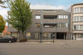 Ruim appartement op de tweede verdieping met o.a. twee slaapkamers, twee terrassen en ruime ondergrondse garagebox in het centrum van Turnhout...