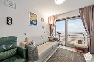 De studio is gelegen op de zeedijk, vlakbij de Grote Markt en de jachthaven, en geniet van een prachtig frontaal zeezicht. Dankzij de ligging op...