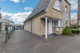 <p>Voor meer info of een bezoek, bel 054 69 39 34 - Op een uitstekende ligging in Denderleeuw bevindt zich deze<strong> instapklare halfopen bebouwing</strong>. Winkels, scholen, openbaar vervoer en het sportpark bevinden zich op wandelafstand. Het treinstation ligt op slechts 1,5 km en de oprit van de E40 bereikt u in ongeveer 10 minuten, wat zorgt voor een vlotte verbinding richting Brussel, Gent en Aalst. De woning is <strong>goed onderhouden en onmiddellijk bewoonbaar</strong>. Mits enkele opfrissingswerken kan u deze eigendom omvormen tot een hedendaags en stijlvol geheel. Het gelijkvloers omvat een inkomhal met gastentoilet, <strong>een lichtrijke leefruimte met salon en eetplaats en mooi uitzicht op de tuin</strong>, een ruime leefkeuken en een praktische berging/wasplaats. Op de verdieping bevinden zich een nachthal, <strong>drie volwaardige slaapkamers</strong>, een apart toilet en een badkamer. Buiten geniet u van <strong>een oprit, een gezellig terras, een aangename tuin en een aparte garage.</strong> Een ideale gezinswoning op een strategische locatie. CV op stookolie - <strong>Elektriciteit conform</strong> - Buitenschrijnwerk in hout en PVC dubbel glas - Dak met pannen</p>