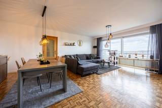 Dit appartement met 109m² bewoonbare oppervlakte ligt op de 7de verdieping van "residentie De Schinde" met een mooi zicht op de groene omgeving. In 2022 werd dit appartement gerenoveerd met een nieuwe keuken, badkamer en toilet.<br />Indeling: we komen binnen in de gezellige lichtrijke woonkamer (34m²). Aansluitend is er de ingerichte keuken (9m²). Het terras loopt helemaal om het gebouw door. De nachthal heeft toegang tot de berging, het toilet, de badkamer (5m²) met inloopdouche en wastafel dubbel in meubel. Verder zijn er de drie (17,5+14+9m²) slaapkamers en tenslotte zijn er nog twee handige ingemaakte kasten. In de kelder is er nog een aparte berging.<br />Troeven:<br />- Gerenoveerd in 2022<br />- Gunstige EPC label B<br />- Garagebox mee inbegrepen!<br />- Strategisch gelegen nabij winkels, scholen, zwembad en natuurgebied.<br />Momenteel is het appartement verhuurd. Lijkt deze eigendom iets voor u of heeft u meer gedetailleerde vragen? Neem dan snel contact op via 03 360 85 30!