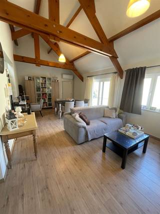 <p><span>Deze knappe 1-slk penthouse is achterin gelegen op een rustig woonerf, maar toch op een steenworp van de Grote Markt. Het heeft een inkom met vestiaire en toilet, een grote living met semi open keuken en een erg ruime slaapkamer met aansluitend de badkamer met bad en douchesysteem. Tevens is er een erg grote berging. Een top appartementje vanwege de rust en de ruimtelijkheid die wordt gecreëerd doordat de plafonds tot de nok werden open gelaten. Een nieuwe warmtepomp lucht-lucht zorgt voor de verwarming en koeling. Snel zijn is de boodschap!</span></p>
