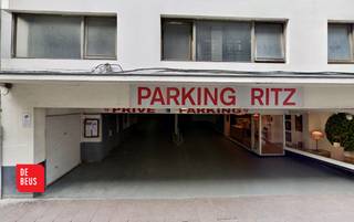 - Gesloten garagebox- Beveiligd complex- Uiterst centraal gelegenDe garagebox is gelegen op de 3e verdieping in parking RITZ. De garage (met manuele...