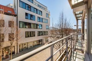 In een kleinschalige en uitstekend onderhouden residentie (bouwjaar 2000), rustig gelegen in de Kribbestraat op het gegeerde Eilandje, bevindt zich dit ruime en lichtrijke appartement met een bewoonbare oppervlakte van ca. 144 m² (volgens EPC). De locatie combineert rust met een uitzonderlijke nabijheid van de jachthaven, het MAS, gezellige restaurants en cafés. Ook winkels, openbaar vervoer en belangrijke invalswegen liggen op korte afstand.<br /><br />Het appartement bevindt zich op de tweede verdieping en geniet van een doordachte, functionele indeling met royale leefvolumes. De ruime woonkamer met open keuken vormt het hart van de woning en profiteert van een overvloedige lichtinval dankzij de grote raampartijen. De leefruimte biedt voldoende plaats voor zowel een comfortabele zithoek als een ruime eetplaats, wat zorgt voor een bijzonder aangename en uitnodigende sfeer.<br /><br />Via de hal bereikt u drie volwaardige slaapkamers en twee badkamers, ideaal voor gezinnen of wie graag extra comfort wenst. Daarnaast zijn er een apart gastentoilet, een ruime wasplaats en een praktische, droge berging aansluitend aan de keuken — perfect als extra opslagruimte.<br /><br />Achteraan beschikt het appartement over een terras van ca. 6 m² waar u in alle rust kan genieten van de buitenlucht. Aan de voorzijde is er bovendien een balkon met een fraai zicht op de jachthaven, een absolute troef voor wie houdt van de dynamiek van het Eilandje.<br /><br />Het appartement heeft een gunstig EPC label B (116 kWh/m² jaar), wat bijdraagt aan een energiezuinig en comfortabel woonklimaat.<br />Op het gelijkvloers bevindt zich tot slot een autostaanplaats, verplicht mee aan te kopen aan 35.000 EUR.<br /><br />Kortom, een ruim en comfortabel appartement op een bijzonder gegeerde locatie in Antwerpen, ideaal voor wie rustig wil wonen aan het Eilandje.<br /><br />Momenteel verhuurd tot en met juni 2026.<br /><br />Voor verdere informatie of een vrijblijvende bezichtiging kunt u bellen naar 03 225 00 68 of mailen naar info@wellimmo.net.