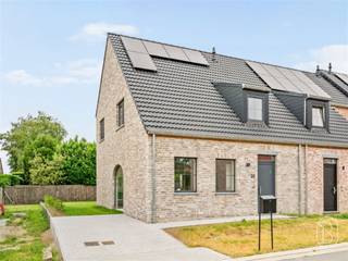 Goedgelegen in een aangenaam woonerf, vlak bij het centrum van Oostrozebeke, bevindt zich deze kwalitatieve en energiezuinige nieuwbouwwoning met garage, 3 slaapkamers, tuin, zonnepanelen én warmtepomp.Deze lichtrijke woning is praktisch en doordacht ingedeeld. Op het gelijkvloers vindt u een inkomhal met trap, een apart toilet, een gezellige leefruimte met open geïnstalleerde keuken, een berging/wasplaats en een inpandige garage.Op de verdieping bevinden zich de nachthal, 3 volwaardige slaapkamers, een badkamer en een tweede apart toilet. Bovendien is er nog een zolder aanwezig die verder kan ingericht worden volgens uw wensen.Dankzij de moderne afwerking, de energiezuinige voorzieningen en de uitstekende ligging is deze woning niet alleen een ideale thuis, maar ook een interessante investering.Meer informatie of een bezoek gewenst? Neem contact op met Emiel: emiel@immobeguin.be