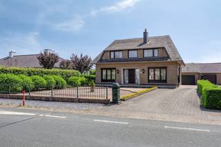 Vrijstaande woning met 4 slaapkamers, ruime tuin en garage op een riant perceel van 9a99ca, rustig gelegen nabij het centrum van Maaseik. ALGEMEEN *...