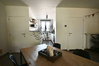 <p>Bent u op zoek naar een comfortabel, rustig en uitstekend gelegen woning voor een tijdelijke huurperiode van één jaar? Dan is deze woning te Maria-Aalter precies wat u zoekt! De woning geniet van een uitstekende ligging vlakbij het station van Maria-Aalter, met een vlotte treinverbinding naar Gent, Brugge, Oostende en Brussel. Ook de E40 bevindt zich vlakbij, waardoor de woning bijzonder geschikt is voor professionals die zich gemakkelijk willen verplaatsen. <strong>Ideaal voor expats, projectmedewerkers en tijdelijke professionele opdrachten.</strong><br />Met een genereuze bewoonbare oppervlakte van 167 m² en een perceel van 189 m² is dit een instapklare thuis die alle verwachtingen overtreft. Bij binnenkomst wordt u verwelkomd in een lichte en ruime woonkamer, waar comfort en sfeer samenkomen. Een aansluitende eetkamer met open keuken vormt de ideale plek voor gezellig samenzijn. Verder zorgt een onderhoudsvriendelijk tuintje met praktische terras voor een ideale binnen-buiten beleving. Verder beschikt de woning over 3 comfortabele en ruime slaapkamer(s), een goed onderhouden en praktische badkamer en nog een extra verdiep waar de invulling nog op u wacht.<br /><br />De moderne architectuur en het onderhoudsvriendelijke aspect maken deze woning meer dan een simpel huis; het is een warm thuis waar u zich direct welkom zult voelen en dit nabij winkels, horeca, recreatie/park en dagelijkse voorzieningen. <br /><br /><u><strong>Belangrijk!</strong></u> <strong>deze woning wordt uitsluitend aangeboden voor tijdelijke bewoning gedurende één jaar.</strong> Ze is bedoeld voor kandidaten die reeds een hoofdverblijfplaats hebben of slechts tijdelijk in de regio verblijven. De woning is niet bedoeld als hoofdverblijfplaats met domicilie. Wij zoeken een correcte huurder die respect heeft voor de woning en de rustige omgeving.<br /><strong>Beschikbaar vanaf: 1 november 2026 </strong><br />Huurprijs: € 1000 per maand. <br /><strong>Interesse? </strong>Neem contact op met <strong>Kim</strong> voor meer informatie of een bezichtiging via <strong>0477 751 893</strong> of <strong>kim@lannimmo.be</strong><br /> </p>