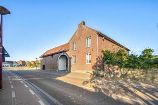 Welkom in deze karaktervolle hoeve waar authentieke charme en moderne renovatie hand in hand gaan. De volledige eigendom  beslaat 44 ,26...