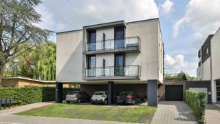 Gelegen in een doodlopende straat nabij het centrum van Kontich, vinden we dit instapklare gelijkvloers appartement met prachtige tuin en garage...