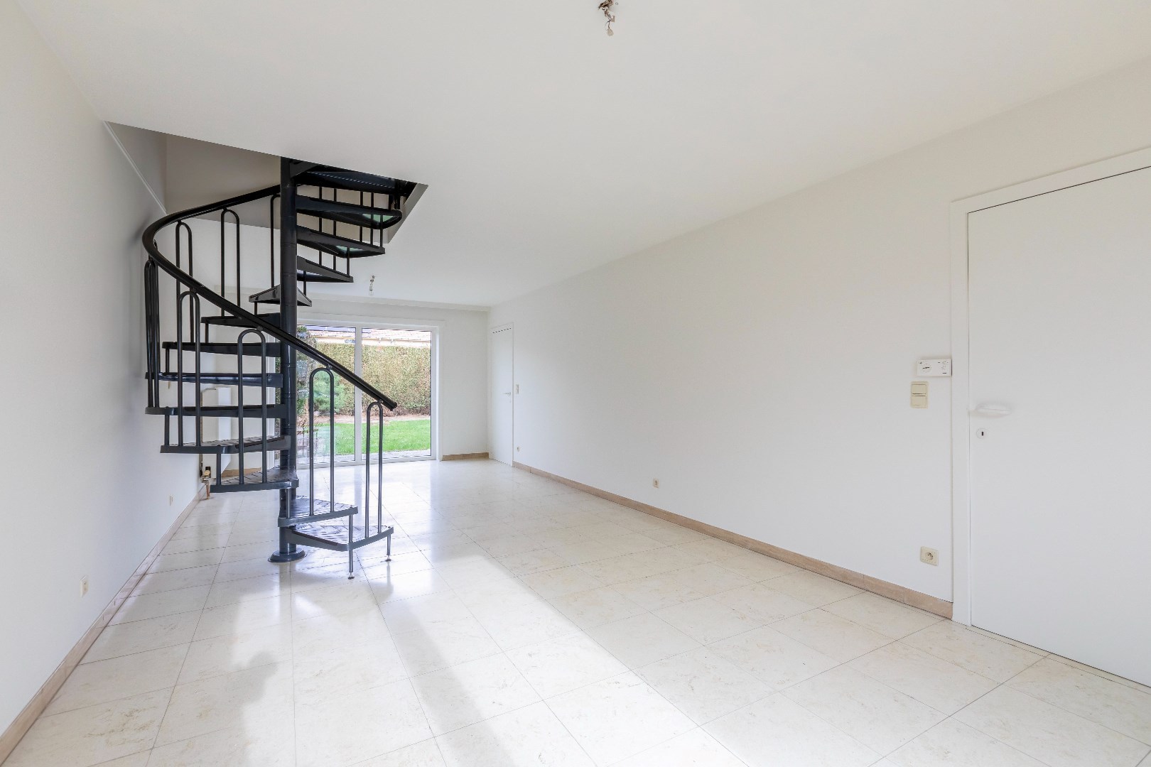 Gunstig gelegen instapklare woning in rij met garage en toffe tuin - foto 4
