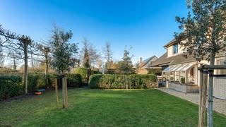 Gelegen in een rustige en residentiële villawijk in Knokke, in een doodlopende dreef vlakbij de Kragendijk, bevindt zich deze grote en degelijk gebouwde villa op een perceel van 776 m². Dankzij de centrale maar discrete ligging zijn het centrum van Knokke, het station, sportfaciliteiten, de Lippenslaan bereikbaar te voet of met de fiets.<br /><br />De woning werd gebouwd in 1997. Via de inkomhal met vestiaireruimte en gastentoilet komt men in de zongerichte leefruimte, afgewerkt met parketvloeren en een echte open haard. De leefruimte is ingedeeld met een eethoek, een open en volledig ingerichte keuken en een gezellige zithoek. Aansluitend bevindt zich een uitbouw, perfect in te richten als extra eetplaats of bureauruimte. Verder beschikt het gelijkvloers over een bijkeuken, een ruime garage en een droge kelder.<br /><br />Op de eerste verdieping bevinden zich drie slaapkamers en twee badkamers. De master bedroom geniet van een eigen badkamer, terwijl de overige slaapkamers gebruikmaken van een aparte douchekamer. Boven de leefruimte bevindt zich een mezzanine, bereikbaar via een aparte trap en flexibel in te richten volgens de wensen van de bewoner. De woning beschikt over een volwaardige dakverdieping met een vierde slaapkamer en een zeer ruime zolder, ideaal als extra opslag of hobbyruimte.<br /><br />Een prachtige achterliggende tuin vol in de zon. Rust en privacy zijn gegarandeerd. Parkeren op het eigen terrein of in de garage. <br /><br />Bezoeken: uitsluitend na afspraak met Willem Cauwels via Tel. 050 89 27 70