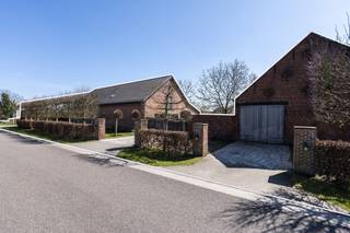 <strong>Riante, gerenoveerde hoeve (1932) nabij Provinciaal Groendomein Prinsenpark op privé-domein van ca. 2 hectare. De hoeve met paardenstallen werd in 2001 en verder in 2020 (dak, zonnepanelen) en 2025 (verwarming) doorgedreven gerenoveerd en omvat 4 à 6 slaapkamers, 2 badkamers,1 douchekamer, een thuiskantoor, een poolhouse en een afzonderlijke paardenstal (9 boxen) met directe toegang tot de aangrenzende weides en zandpaddock. De weides zijn volledig omheind en voorzien van automatische drinkbakken voor weidedieren. De hoevevilla zelf ademt authenticiteit en warmte en is kwalitatief afgewerkt en zeer ruim. Zij biedt een combinatie van wooncomfort, praktische voorzieningen (o.a. douchekamer in het poolhouse, riante benendenbadkamer, etc.) en beschikt over een grote inpandige garage die bijkomend gebruikt kan worden voor opslag of betrokken binnen het woongeheel. De woning beschikt over een uiterst gunstige EPC-score van 113kWh/m²/jaar (label B) en is asbestveilig. </strong><br /><br /><strong>De ligging van het domein is uniek en de troef bij uitstek. De woning is zuid(west)georiënteerd en gelegen in agrarisch gebied. Er is voldaan aan voorwaarden 'zonevreemde woning', wat maakt dat het domein ook bewoond kan worden en niet louter moet dienen in het kader van (para-)agrarische activiteiten. Het uitgestrekt gebied Wenen-Geenend-Prinsenpark is één van de mooiste en meest natuurlijke buurten te Retie. De residentiële aard van de wijk (ondanks agrarisch gebied) maakt dat deze wijk uiterst rustig is. Bovendien is de woning gelegen op wandelafstand van natuurgebieden (o.a. Prinsenpark), wandel- en fietsroutes, sportvoorzieningen ('t Vossekot), Meulenzicht en De Watermolen Retie, etc. </strong><br /><br /><em>Gelijkvloers niveau:<br /></em><strong><br /></strong><span>Via de inkomhal met ruimte voor garderobe en gastentoilet heeft u toegang tot de thuiskantoorruimte en de woonkamer. De leefruimte met fraai zicht op de tuin en achterliggende paardenweiden is opgedeeld in een eetgedeelte en een gezellige zithoek op tussenniveau. Onder deze zithoek is een authentieke bergkelderruimte aanwezig. Vanuit de lichte leefruimte heeft u verder toegang tot de keuken met op zijn beurt toegang naar de buitenhal. De keuken is open (verbonden met de woonkamer), enorm lichtrijk en volledig uitgerust. Aan deze keuken bevindt zich de hal die toegang geeft tot de tuin, een riante benedenbadkamer (met douche, twee lavabo's en inbouwkasten), de wasplaats en grote garage met sectionaalpoort.</span><br /><br /><em>Bovenverdieping:<br /></em><strong><br /></strong><span>Op het eerste verdiep bevindt zich o.a. een ruime hoofdslaapkamer met 2 inloopdressings. De bovenbadkamer is uitgerust met ligbad, inloopdouche en toilet. Verder zijn er op deze verdieping bijkomend 3 volwaardige slaapkamers, ideaal voor kinderen, logés of extra opslag, werk-/hobbyruimtes. </span><br /><br /><em>Stalgebouw en buitenruimte:<br /></em><strong><br /></strong><span>Het eigendom is verder bijzonder geschikt voor dierenliefhebbers. De stalaccommodatie is voorzien van 9 ruime paardenboxen, elk uitgerust met automatische drinkbakken. Verder is er ruimte voor opslag of inrichting van fokfaciliteiten, zadelkamer, etc. De paarden (of andere weidedieren) kunnen via de binnenkoer rechtstreeks naar de aanpalende, ruime en opgedeelde weides en zandpaddock, wat zorgt voor een uiterst optimale leef- en trainingsomgeving. De achterliggend gelegen weides zijn allen stijlvol afgemaakt in hout en voorzien van drinkwater.</span><br /><br /><span>Bijzonderheden</span>:<br />- Uitzonderlijke ligging: uitgestrekt domein nabij Prinsenpark<br />- Nabij Nederland en verbindingsweg E34 (Antwerpen - Eindhoven)<br />- Regio met sterke affiniteit voor paarden: diverse stoeterijen, maneges en hippische faciliteiten<br />- Centrale ligging: het Azelfhof, Sentower Park en De Peelbergen zijn goed bereikbaar<br />- Uiterst zorgeloze woning: o.a. B-label en asbestveilig