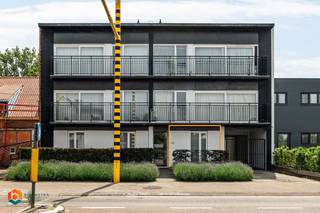 Op een centrale ligging nabij het centrum van Ranst (Liersesteenweg) bevindt zich dit gelijkvloerse appartement. Het bruisende stadscentrum van Lier met zijn cultuuraanbod, horeca en scholen liggen op wandelafstand. Tevens geniet u van een uitstekende bereikbaarheid vlakbij belangrijke invalswegen.<br /><br />We betreden het appartement via de inkomhal met apart gastentoilet. De lichtrijke leefruimte kan u inrichten met een gezellige zithoek en eetplaats. De open keuken is mooi geïntegreerd in het geheel en voorzien van de voornaamste toestellen. Verder beschikt dit gelijkvloers appartement over een aparte berging, 2 slaapkamers en badkamer, dewelke voorzien is van een dubbele lavabo, bad en inloopdouche. In de tuin kan u steeds in alle rust en privacy genieten van het mooie weer. In de huurprijs is er een parkeerplaats inbegrepen. De bijkomende gemeenschappelijke kosten bedragen 50 euro/maand.<br /><br />Het appartement is beschikbaar vanaf 1/09/2026<br /><br />U dient een bezoekaanvraag in te dienen via het zoekertje op onze website via de knop "vraag bezoek aan".<br /><br />Dit is een uitstekende opportuniteit als u op zoek bent naar een gelijkvloers appartement met tuin en parkeerplaats in Ranst. Contacteer ons voor meer informatie of neem een kijkje op www.boonstravastgoed.be<br /><br />Bijzonderheden:<br />- Tuin<br />- Centrale ligging<br />- Gelijkvloers appartement