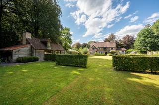 In één van de mooiste straten van het residentiële Oud-Turnhout, staat dit stijlvol Kempisch landhuis aan de hand van Architect Rutten. Dit...