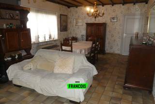 In een rustige straat vlak bij het centrum van Torhout bevindt zich deze karaktervolle woning, gebouwd in 1930. Dankzij de centrale ligging bevinden winkels, scholen en openbaar vervoer zich allemaal op wandelafstand, terwijl u toch geniet van een aangename en rustige woonomgeving.<br /><br />Bij het binnenkomen leidt de inkomhal u naar de gezellige woonkamer met zithoek. Aansluitend bevindt zich de ruime leefkeuken, waar voldaan is aan de hedendaagse norm. Deze ruimtes bieden samen een praktische indeling met veel mogelijkheden om het interieur naar eigen smaak te vernieuwen. Verder vindt u op het gelijkvloers een badkamer en een aparte wasplaats. Op de eerste verdieping zijn er drie volwaardige slaapkamers.<br /><br />Achteraan de woning bevindt zich een zongerichte, onderhoudsvriendelijke tuin. Kortom een aangename buitenruimte waar u kunt genieten van de zon en de nodige privacy. De aanwezige garage biedt bijkomende opbergruimte of kan gebruikt worden als parkeerplaats.<br /><br />Deze woning biedt een stevige basis met veel potentieel en een gunstige ligging op wandelafstand van het centrum van Torhout. Ideaal voor wie op zoek is naar een woning met karakter die nog naar eigen wens kan worden opgefrist.<br /><br />