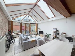 Deze karaktervolle woning biedt een zeldzame combinatie van ruimte en rust in het centrum van Brugge. De lichtrijke woonkamer vloeit naadloos over...