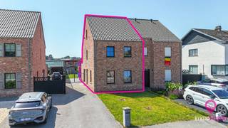Instapklare halfopen BEN-woning met 4 slaapkamers en mooie tuin!<br /><br />Deze recente halfopen woning van 2017 combineert modern wooncomfort, energiezuinigheid en een praktische indeling op een uitstekende ligging nabij het centrum van Helchteren. De woning werd steeds zeer verzorgd onderhouden en is volledig instapklaar.<br /><br />Bij het betreden van de woning komt u binnen via de inkomhal. Aan de rechterzijde bevindt zich het gastentoilet. Links bereikt u de ruime eetkamer met open keuken, die dankzij de praktische indeling naadloos aansluit op de berging/wasplaats. Aan de voorzijde van de woning bevindt zich de gezellige zithoek met veel natuurlijke lichtinval.<br /><br />Centraal in de woning bevindt zich de trap naar de eerste verdieping. Hier vindt u drie volwaardige slaapkamers en een comfortabele badkamer voorzien van alle hedendaags comfort.<br /><br />De zolderverdieping biedt nog een extra slaapkamer en een aparte technische ruimte, ideaal als hobbyruimte, bureau of extra opslag.<br /><br />Buiten geniet u van een mooi aangelegde tuin waar het aangenaam vertoeven is.<br /><br />Pluspunten:<br />- Recente woning (2017);<br />- Energiezuinige BEN-woning;<br />- 4 slaapkamers;<br />- Praktische en moderne indeling;<br />- Zeer verzorgd en instapklaar;<br />- Mooie aangelegde tuin;<br />- Zonnepanelen;<br />- Vloerverwarming;<br />- Aankoop onder 2% registratierechten(voorwaarden);<br />- Rustige maar centrale ligging.<br /><br />Maatregelen opgenomen in het Maatregelenregister: nee<br /><br />De woning bevindt zich op een toplocatie dichtbij het centrum van Helchteren, op wandelafstand van scholen, winkels en met een vlotte verbinding naar de autostrade.<br /><br />Een unieke kans voor wie op zoek is naar een recente, energiezuinige gezinswoning op een uitstekende locatie in Houthalen-Helchteren.<br /><br />Voor een bezichtiging ter plaatse of meer info, bel ons op 078/78.78.70, of kom gewoon binnen op ons kantoor, steeds welkom!
