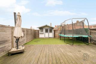 Op een uitstekende commerciële ligging in het centrum van Stasegem bevindt zich deze veelzijdige eigendom waar wonen en werken perfect...