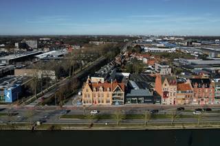 Na jaren van leegstand kreeg het hoekgebouw langs de Sint-Pieterskaai intussen een nieuw leven. Wat ooit het vertrouwde politiecommissariaat was, werd intussen omgevormd tot een uniek woonproject dat geschiedenis en modern wooncomfort op harmonieuze wijze samenbrengt. In dit karaktervolle pand worden 6 stijlvolle appartementen en 3 aantrekkelijke handelsruimtes gerealiseerd, elk met een eigen indeling en uitstraling. De appartementen zijn ontworpen met respect voor het verleden en worden afgewerkt met hoogwaardige materialen die de authentieke sfeer van het gebouw versterken. De appartementen beschikken over een ruim privaat terras met diverse zichten en oriëntaties. In de ondergrondse parkeergarage, te bereiken met autolift, bevinden zich parkeerplaatsen en kelderbergingen.<br /><br /><strong>Enkele troeven van dit appartement:</strong>
<ul>
	<li>Energiezuinig met 50% korting gedurende 5 jaar op de onroerende voorheffing; </li>
	<li>Prachtige raampartij met een lengte maar liefst 8m;</li>
	<li>3 ruime slaapkamers;</li>
	<li>Ruim zuidgericht terras van 19,58 m²;</li>
	<li>Volledig afgewerkt en geschilderd.</li>
</ul>
<br />Op zoek naar een woonst met ziel dat zowel historiek als toekomst ademt?<br />Dan nodigen we u van harte uit om de mogelijkheden te ontdekken en een afspraak in te plannen.<br />Voor meer informatie verwijzen wij u graag door naar de website van Residentie De Gendarmerie. 
