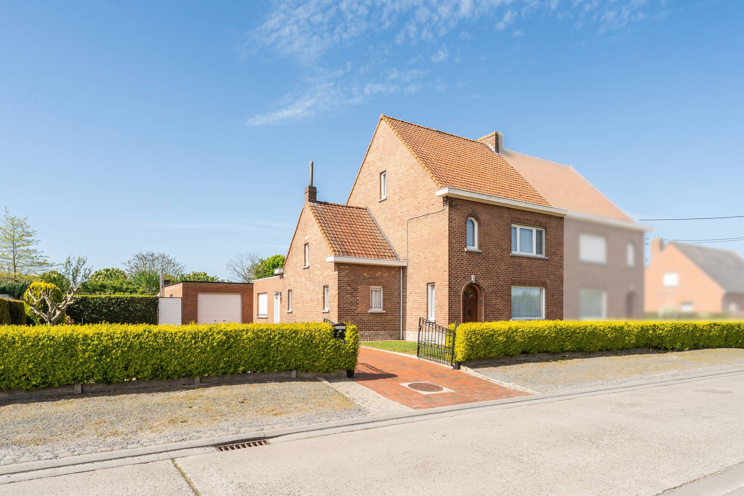 Halfopen woning met 3 slaapkamers en ruime tuin - foto 1