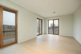 <p>Modern 1-slaapkamerappartement met zicht op het park</p>
<p>In het geliefde Park van Eden, aan de rustige Jef Nyslaan 16 in Wilrijk, vinden we dit stijlvolle nieuwbouwappartement op de tweede verdieping. Dankzij de groene omgeving, de nabijheid van winkels, scholen en vlotte bereikbaarheid met het openbaar vervoer, geniet je hier van een ideale combinatie van rust en comfort.</p>
<p>Bij het binnenkomen van het appartement word je verwelkomd in een inkomhal met ingemaakte vestiairekast. Links bevindt zich een praktische ruimte voor was- en droogmachine, gevolgd door een apart toilet en een moderne badkamer met inloopdouche. De slaapkamer biedt voldoende plaats en comfort. De volledig geïnstalleerde open keuken sluit naadloos aan op de lichtrijke leefruimte, die op zijn beurt uitgeeft op een ruim zuidgericht terras met een prachtig uitzicht op het park. In de ondergrondse verdieping beschik je over een private berging.</p>
<p>De gemeenschappelijke kosten bedragen 150€/maand inclusief verwarming, warm water + algemene kosten.</p>
<p>Troeven van dit appartement:</p>
<p>Ruime kelderberging</p>
<p>Zuidgericht terras met zicht op het park</p>
<p></p>