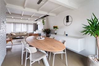 Deze prachtige woning is opgebouwd uit kwaliteitsvolle materialen en heeft een zee van ruimte. Via de inkomhal met toilet toegang naar een...