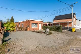 Deze woning, gebouwd rond 1950, is rustig gelegen in een doodlopende straat op een grond van 560 m².Je vindt deze woning tussen het centrum van...