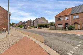 <p><u><strong>Karaktervolle woning met veel mogelijkheden, een strategische ligging en nabij het Domein Pietersheim</strong></u><br /><br />Op zoek naar een gezellige woning met ruimte, mogelijkheden én een fijne tuin?<br />Maak kennis met deze charmante halfopen bebouwing aan de Henri Dunantstraat in Lanaken!<br />Met zijn locatie nabij het centrum van Lanaken, maar ook het Domein Pietersheim en de kinderboerderij geniet u hier iedere dag opnieuw van enerzijds de natuur en anderzijds een vlotte bereikbaarheid naar alle dagdagelijkse voorzieningen (school, werk, winkels, …).<br /><br />De woning beschikt over een praktische indeling, twee ruime slaapkamers op de eerste verdieping en een ruime zolder die perfect kan worden ingericht als derde slaapkamer met dressing en bureau of studio.<br />Dankzij de verschillende polyvalente ruimtes is dit een woning die gemakkelijk kan meegroeien met uw woonwensen.<br /><br />Bovendien werden er reeds enkele belangrijke investeringen uitgevoerd: de keuken en de badkamer werden vernieuwd, het dak werd geïsoleerd en ook de elektriciteit is conform.<br />Er geldt bovendien <u>geen renovatieverplichting</u>!<br /><br />Met enkele opfrissingswerken kunt u deze woning bovendien snel helemaal naar uw eigen smaak afwerken.<br />Denk hierbij aan verfwerken, het plaatsen van een vloer op de eerste en tweede verdieping en het opfrissen van de tuin.<br /><br /><strong>Praktisch wonen met verrassend veel mogelijkheden</strong><br /><br />Via de inkomhal komen we terecht in de gezellige woonkamer. Deze vormt het hart van de woning en biedt voldoende ruimte voor een comfortabele zithoek.<br /><br />Aansluitend bevindt zich de moderne keuken met een eetruimte, die mooi in elkaar overlopen.<br />Vanuit de keuken is er bovendien toegang tot een extra kamer. Deze ruimte is ideaal als bureau, speelkamer, hobbyruimte of praktische werkplek en kan volledig naar eigen behoefte worden ingericht.<br /><br />Verder is er op het gelijkvloers een wasplaats/berging, wat zorgt voor de nodige extra bergruimte, alsook een afzonderlijk gastentoilet. <br /><br />Op de eerste verdieping bevinden zich twee comfortabele tot ruime slaapkamers. Daarnaast is er een badkamer voorzien van een inloopdouche, lavabo en toilet.<br />De ruime overloop bied veel mogelijkheden en geeft u de optie om hier nog een knusse bureauruimte of leesruimte te voorzien.<br /><br />Maar dit is nog niet alles. De woning heeft nog meer in petto!<br /><br />Via een vaste trap bereikt u de ruime zolderverdieping.<br />Dankzij de beschikbare oppervlakte biedt deze ruimte de mogelijkheid om een derde volwaardige slaapkamer te creëren, eventueel gecombineerd met een dressing of hobbyruimte.<br />Een extra troef is dat de zoldervloer reeds gebetonneerd is en het dak geïsoleerd werd.<br />Hierdoor beschikt u over een stevige en interessante basis om deze verdieping verder af te werken en optimaal te benutten.<br /><br /><strong>Genieten in de tuin</strong><br /><br />Achter de woning bevindt zich een aangename tuin met gazon, ideaal voor kinderen, huisdieren of simpelweg om in alle rust van het buitenleven te genieten.<br /><br />Achteraan bevindt zich bovendien een tuinberging met overdekt terras, waar u gezellig kan zitten en genieten van de tuin, ook wanneer het weer wat minder meezit.<br /><br />De tuin vraagt momenteel nog wat liefde en aandacht. Met het verwijderen van het onkruid, het opnieuw inzaaien van het gras en het opknappen van het tuinhuisje kunt u hier echter met relatief beperkte ingrepen opnieuw een fijne buitenruimte van maken.<br /><br /><strong>Enkele van de vele troeven op een rijtje</strong></p>
<ul>
<li>Elektriciteit conform</li>
<li>Ruime zolder met mogelijkheid tot een 3de slaapkamer</li>
<li>Vernieuwde keuken met aansluitende eetruimte</li>
<li>Geen renovatieverplichting</li>
</ul>
Deze woning is interessant voor wie op zoek is naar een thuis met een praktische basis, aangename buitenruimte en de mogelijkheid om extra woonruimte te creëren.<br />Neem gerust contact met ons op via +<span><strong>32 (0)89 23 44 22</strong></span> of mail naar <strong><span>info@immoverslegers.be</span></strong> voor meer informatie of een bezichtiging!