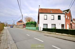 Vlakbij het bruisende stadscentrum van Avelgem treffen we deze knusse halfopen bebouwing! Tal van voorzieningen zoals handel- en horecazaken,...