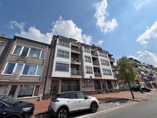 Dit verzorgd appartement biedt een prachtig open zicht over villa's het het Zegemeer en omvat een inkom met vestiaire, mooie ruime woonkamer met zongericht terras, volledig ingerichte keuken, bering/wasplaats, twee ruime slaapkamers met ingemaakte kasten en twee badkamers, tweede terras achteraan.<br /><br />In de kelderverdieping een ruime privatieve bergruimte en gemakkelijk bereikbare fietsenstalling.<br /><br />Het aandeel in de gemeenschappelijke kosten bedraagt voor de huurder 100€ per maand.